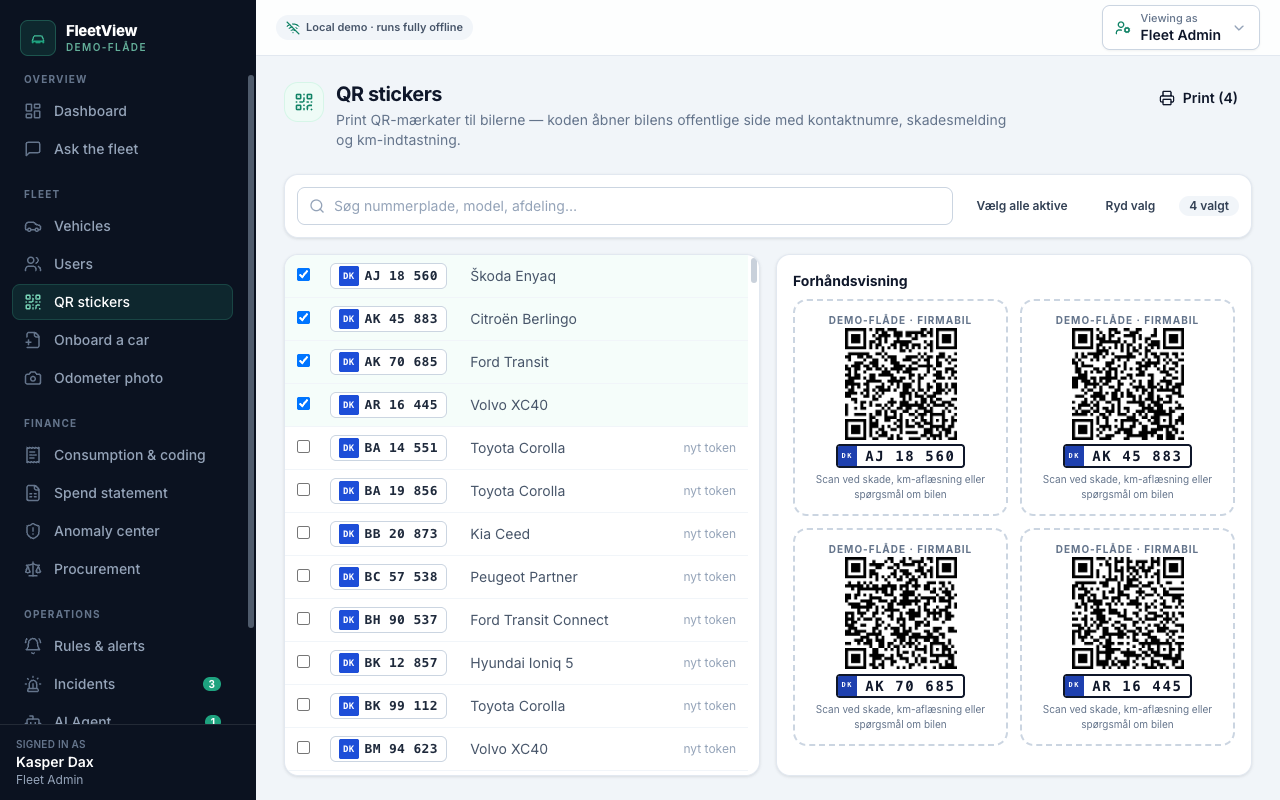 QR stickers-siden: vælg biler og print mærkater, hver med QR-kode og nummerplade